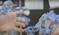 视频｜这款拥有触感反馈、机手同步的可穿戴微创手术机器人，能超越达芬奇吗？